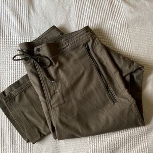 NWOT Men’s Roark casual pants green